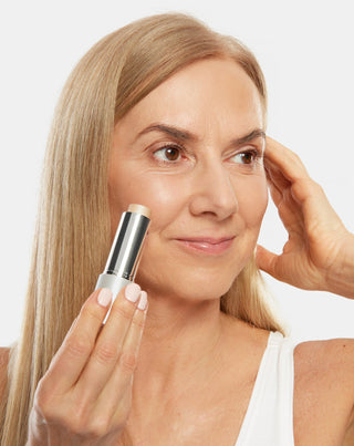 Rozświetlacz w sztyfcie z olejem rycynowym i masłem shea do cery dojrzałej 50+ Aggie 2